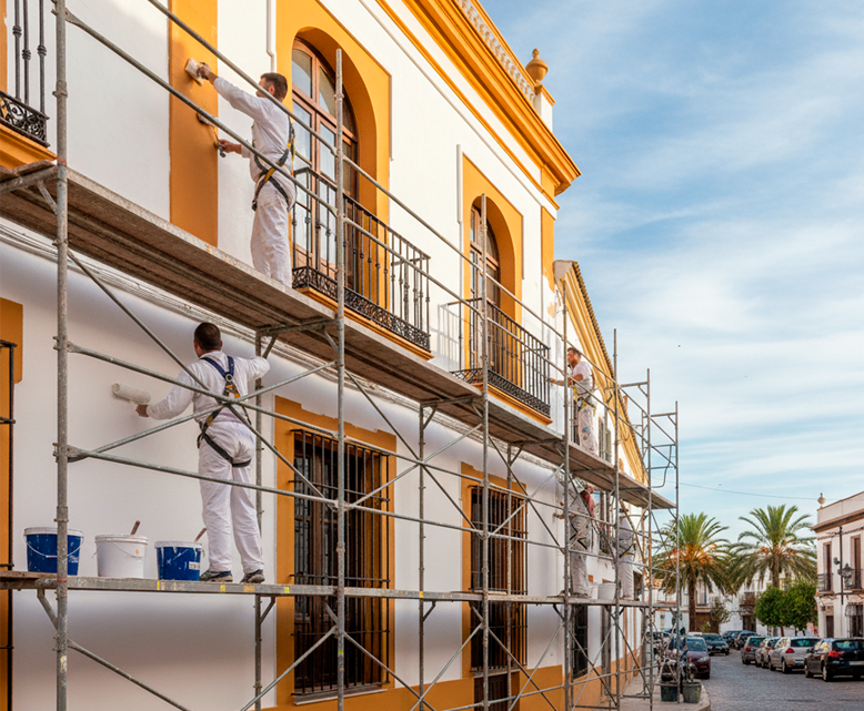 Equipo de Selasor trabajando en rehabilitación de fachadas en Cádiz